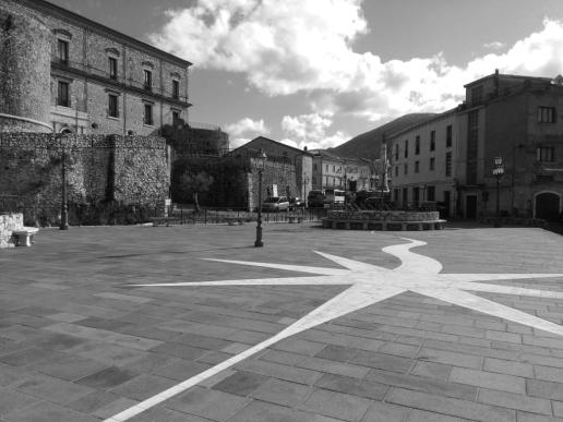 Fotografia in bianco e nero del Borgo Medievale di Teggiano.