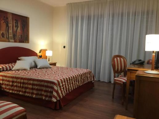 Doppelzimmer mit roten Details.