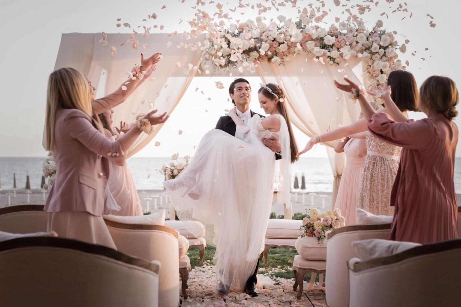 Newlyweds during the wedding in the elegant location of the Oleandri Beach Resort.