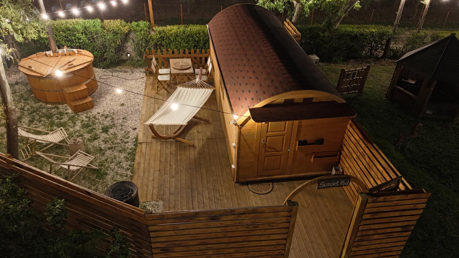 Panoramablick auf die Glamping-Anlage von oben.