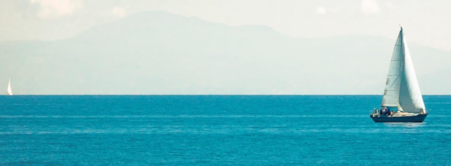 Barca in mare all’orizzonte.