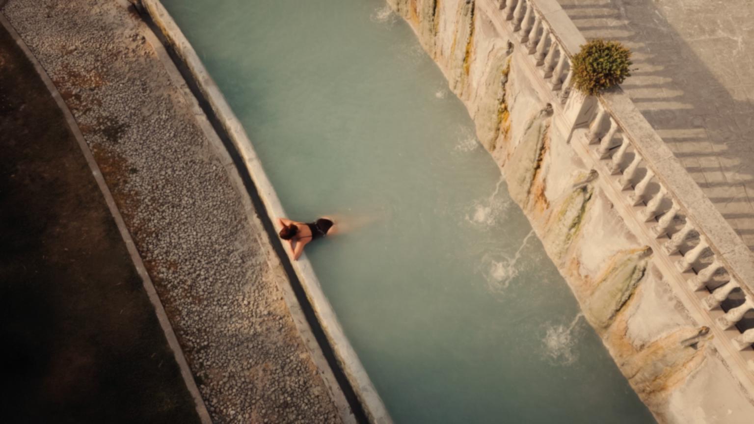 Donna che si rilassa alle terme.