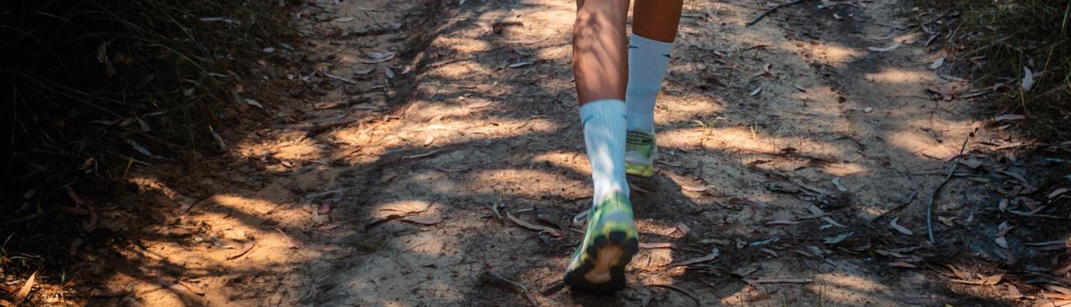 Particolare delle scarpe di una persona che cammina nella natura.