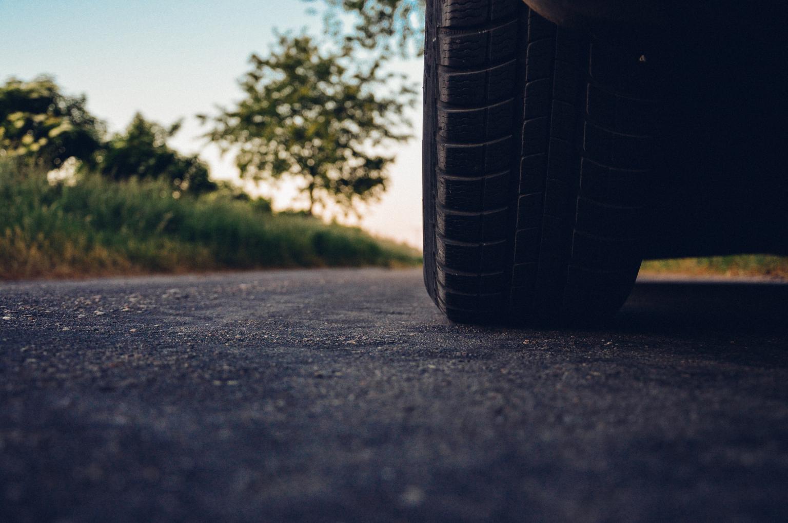 Particolare della ruota di un’auto in viaggio.