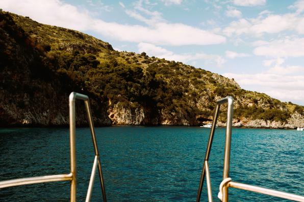 Vista mozzafiato sul mare del Cilento da una barca: panorama della costa cilentana.
