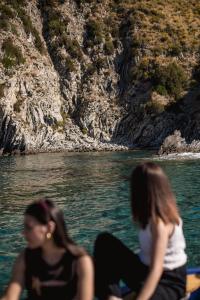 Touristen auf einem Boot bewundern die umliegende Landschaft.