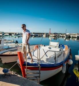 Das evoè-Team auf dem Boot, das im Hafen von Marina di Pisciotta vor Anker liegt.