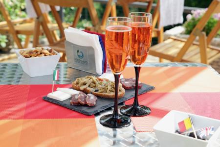 Un aperitivo all'esterno.