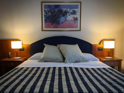 Doppelzimmer mit blaue Details.