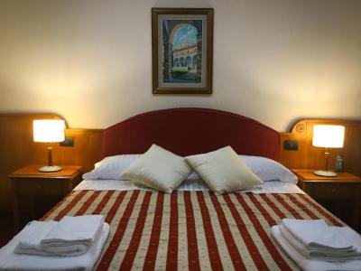 Doppelzimmer mit roten Details.