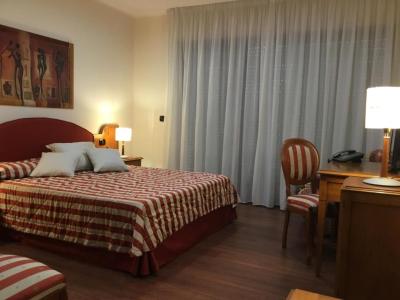 Doppelzimmer mit roten Details.