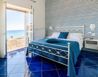 The bedroom with sea view.