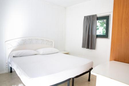 La camera da letto del bungalow economy.