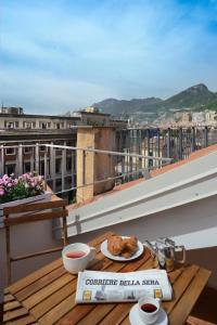 Le petit-déjeuner en plein air avec vue panoramique.