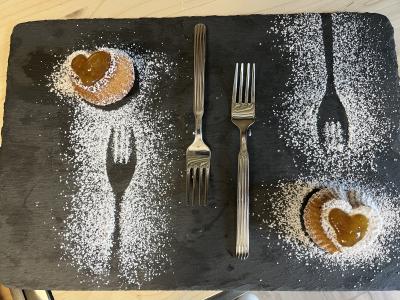 Hausgemachte Desserts mit Marmelade.