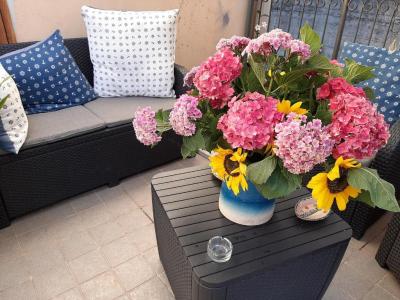 Floral decorations at Agriturismo Ai Monaci.