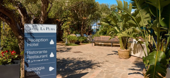 L'entrée avec les indications pour la réception, le restaurant et la plage.
