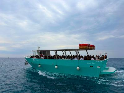 Barca de "Il Delfino Trasporto Passeggeri". 