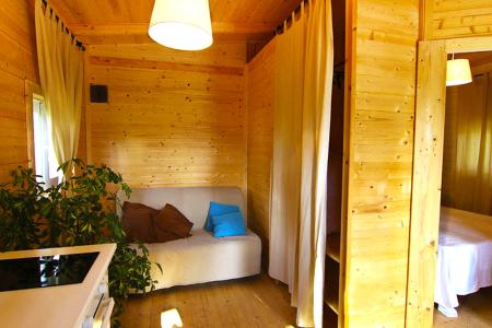 L'interno del bungalow superior in legno.