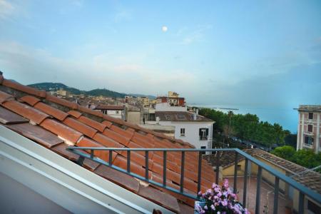 La terrasse donnant sur la mer et la vieille ville.