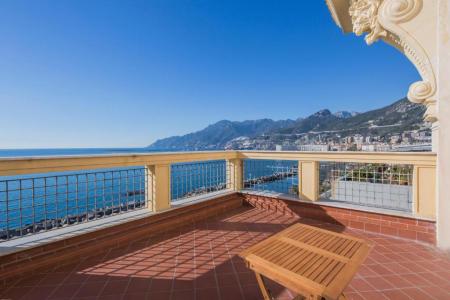 Große Terrasse mit Blick auf das Meer und die Amalfiküste.