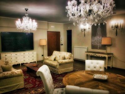 Die Wohnung hat ein großes Wohnzimmer.