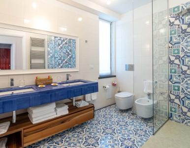 Il bagno della suite sul mare Beach Villa.