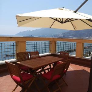Große Terrasse mit Blick auf das Meer und die Amalfiküste.