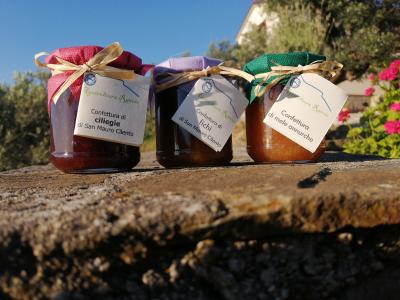 Die vom Landwirtschaftsbetrieb hergestellten Marmeladen.