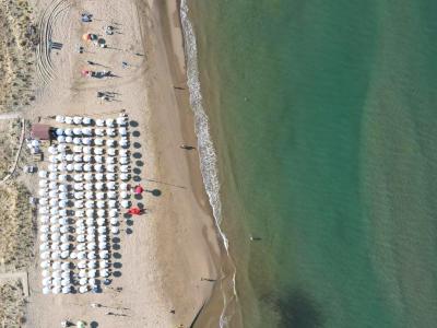 Spiaggia e ombrelloni. 